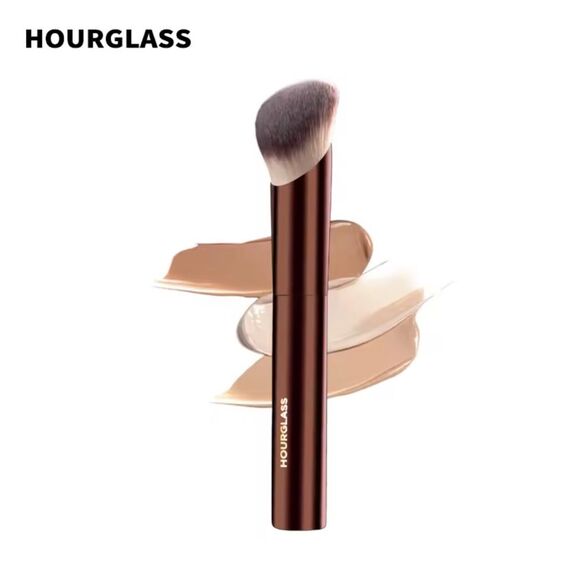 New HOURGLASS Ambient Soft Glow Foundation Brush - Picture 1 of 13